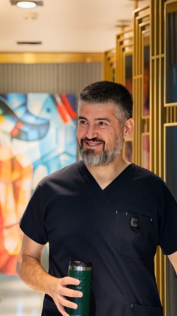 Dr. Serdar Onur Köseoğlu muayenehanesinde